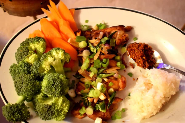 Biber dilimli ızgara tavuk tarifi ve taze organik sebzeli brokoli, havuç ve yapışkan pirinçle yenen baharatlı biber ezmeli soğan. Sağlıklı yiyecekler ve Tayland yemeği tarzıyla evde kolay aşçı..