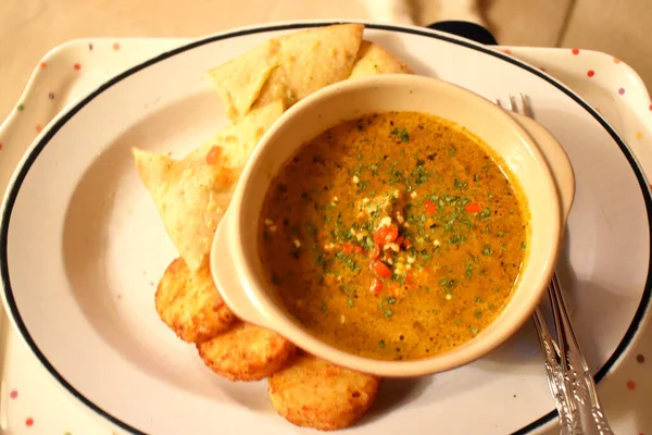 Hint usulü baharatlı baharatlı köri soslu kırmızı biberli tavuk, Asya usulü evde kolay aşçı..