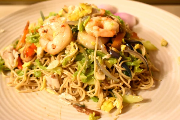 Karides ve organik sebzelerle karıştırılmış yumurtalı şehriye, evde sağlıklı Tayland baharatlı yemek tarzıyla kolay pişirme..