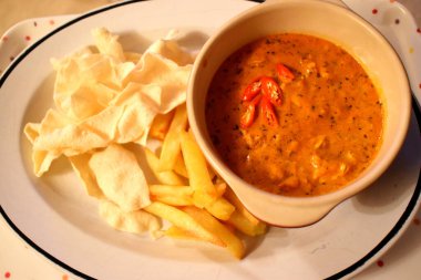 Hint usulü baharatlı baharatlı köri soslu, üstü dilimlenmiş kırmızı biberli, lezzetli ve Asya usulü evde kolay pişirilen tavuk..