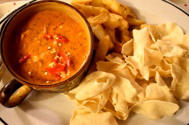 Hint usulü baharatlı baharatlı köri soslu baharatlı ve yanında kırmızı biber soslu, yanında poppadom ve Asya yemeği tarzında lezzetli ve kolay bir aşçı..