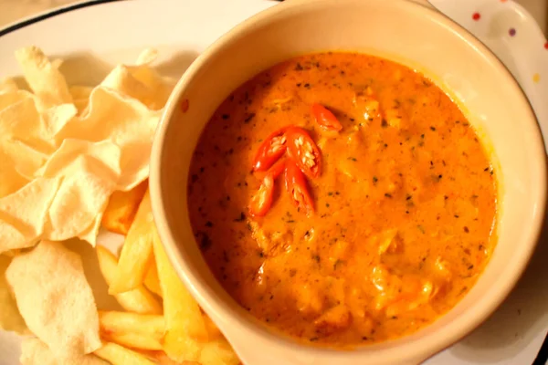 Nahaufnahme Von Würzigem Indischem Hühnercurry Mit Aufgeschnittenem Roten Chili Lecker — Stockfoto