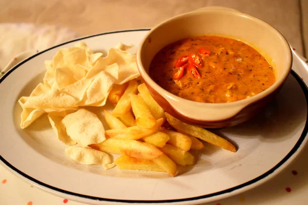 Baharatlı Hint usulü baharatlı köri soslu, üstü dilimlenmiş kırmızı biberli, leziz ve Asya usulü, evde kolay pişirilen bir tavuk..