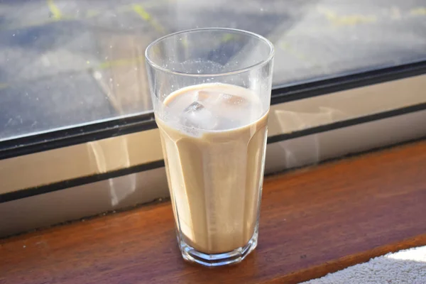 Gros Plan Verre Café Glacé Posé Près Fenêtre Sur Fond — Photo