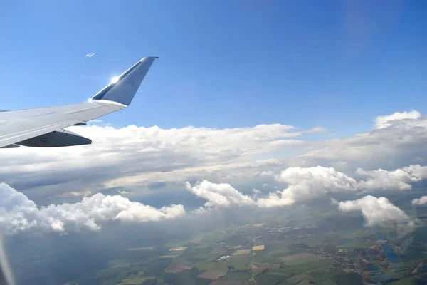 Aircraft Wing Flying Blue Sky White Clouds Floating Green Farmland — Stockfoto