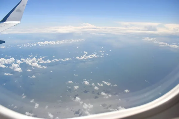 See Αεροσκάφος Ένα Παράθυρο Μεγάλο Υψόμετρο Και Όμορφα Σύννεφα Μεγάλο — Φωτογραφία Αρχείου
