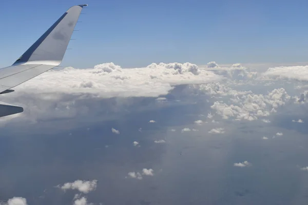 Драматическое Голубое Небо Удивительными Белыми Облаками Плавающими Воздухе Прекрасный Солнечный — стоковое фото