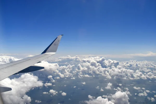 Πτέρυγα Αεροπλάνου Που Πετούν Πάνω Από Σύννεφα Στο Μπλε Ουρανό — Φωτογραφία Αρχείου