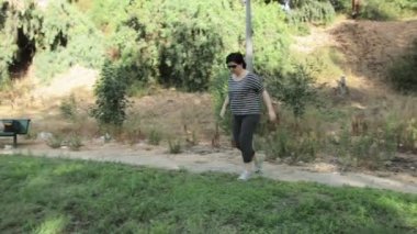 Kadın parkta koşuyor.