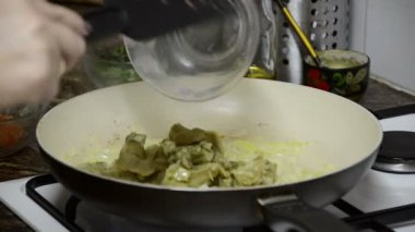 soyulmamış patlıcan sautéing