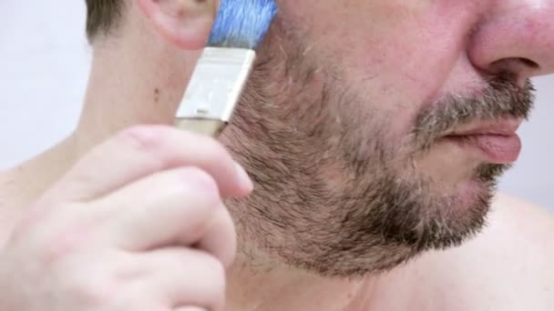 Uomo tinge la barba di colore blu — Video Stock