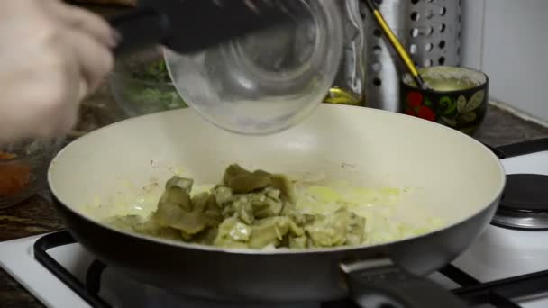 Les aubergines non pelées sautent 