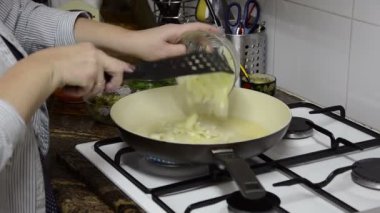 bir tavada sautéing soğan