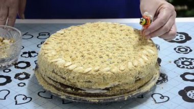 pudra şekeri arı ile pasta süsleme