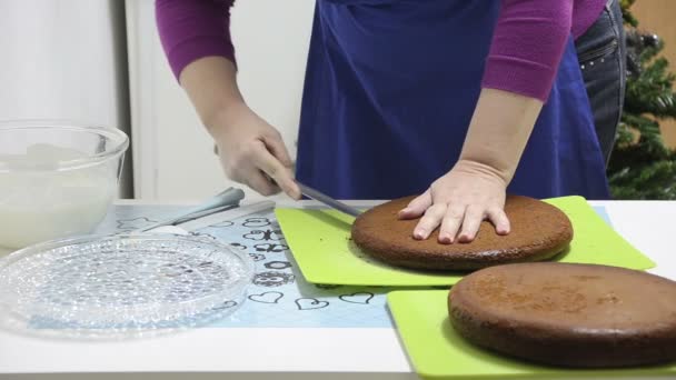 Hausfrau schneidet gebackenen Kuchen in zwei Schichten — Stockvideo