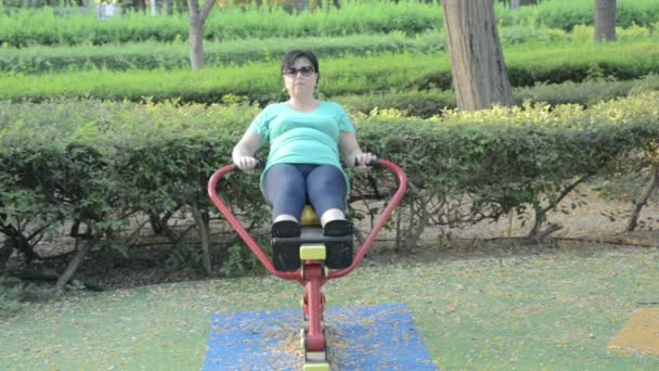 Žena, která dělá fitness trénink na veslování stroj venkovní