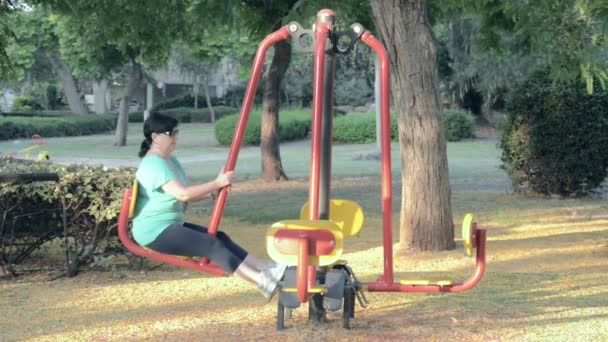 Femme de formation sur genou machine à cintrer en plein air — Video