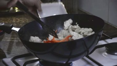 Havuçları tencereye ekleyerek pişirin ve kizartma devam
