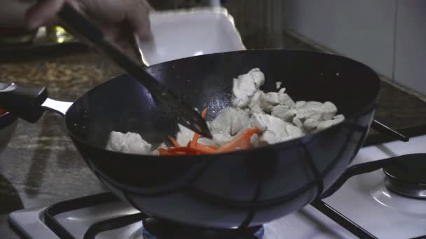 厨师在平底锅上添加胡萝卜和继续炒 — 图库视频影像