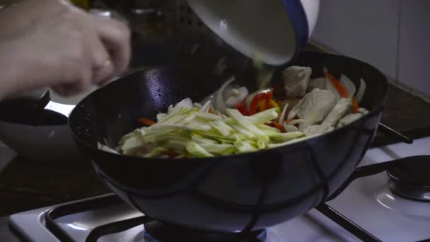 Cocinar añadiendo calabacín a la pechuga de pollo — Vídeo de stock