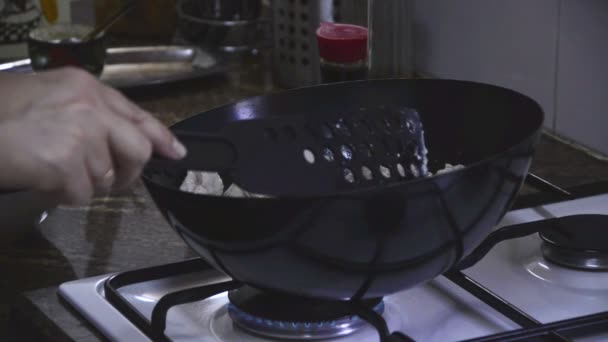 Готовить, добавляя больше масла в сковороду — стоковое видео