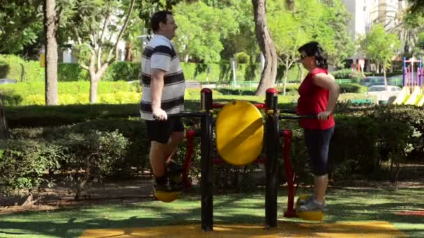 Pareja madura saludable en tabla de surf fitness — Vídeo de stock