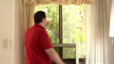 kanat özgün konumuna geri dönen adam