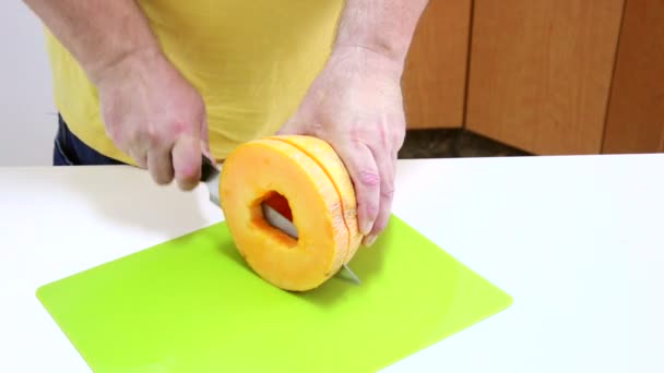 Chef schneidet Honigtau-Melone — Stockvideo