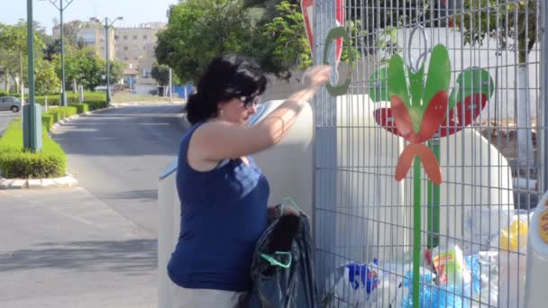 Recipiente de recogida para botellas de plástico — Vídeos de Stock