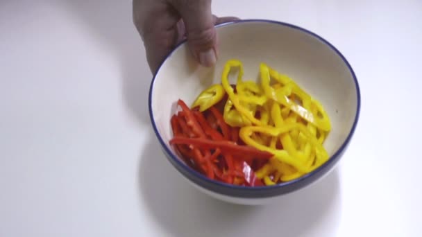 Dlouhé tenké proužky červené papriky — Stock video