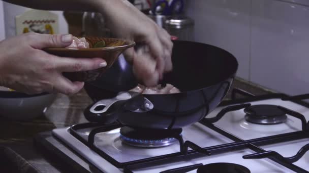 Making pan fried chicken — Stock Video