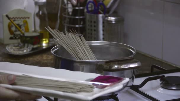 Chef adicionando o macarrão soba à água fervente — Vídeo de Stock