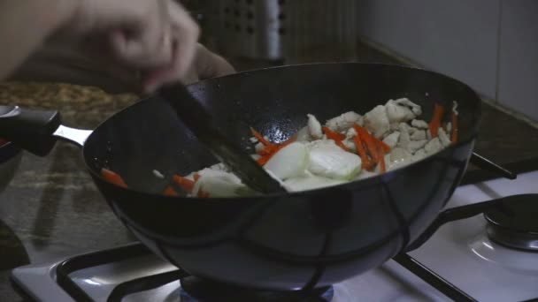 Szeletelt hagymát a serpenyőben a csirke — Stock videók