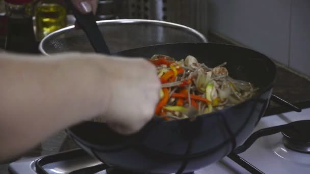 Pollo asiatico mescolare-fritto con soba tagliatelle — Video Stock