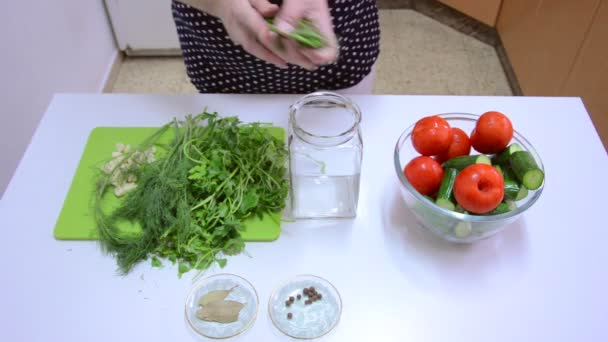 Canning kezdődik friss kapor- és petrezselyem — Stock videók