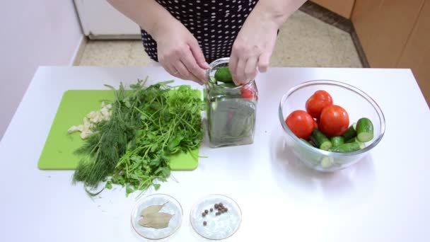 Frasco de enchimento com uma mistura de tomates, pepinos, alho — Vídeo de Stock