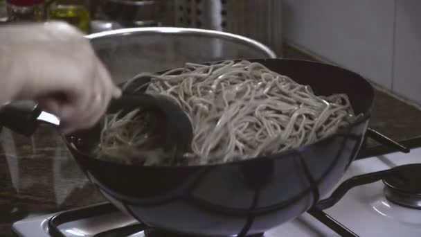 Stir-fried veges with chicken and soba noodles — Stock Video