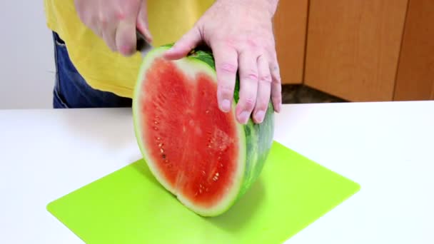 Round slice watermelon cutting — Stock Video