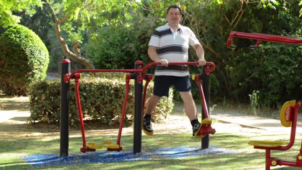 Mann steigert seine Energie auf Rollator — Stockvideo