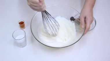 Birlikte mascarpone ve pudra şekeri çırpma