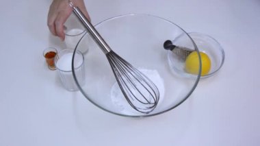 dayak puding karışımı, şeker ve süt