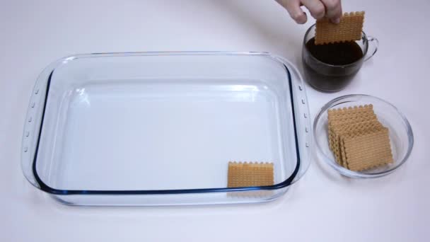 Chef sumergiendo galletas a la vez en el café — Vídeos de Stock