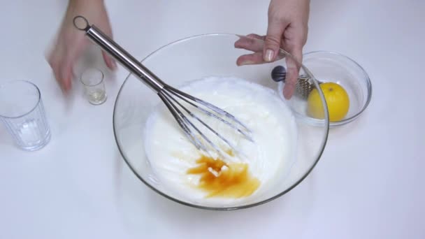 Adicionando licor ao mascarpone batido — Vídeo de Stock