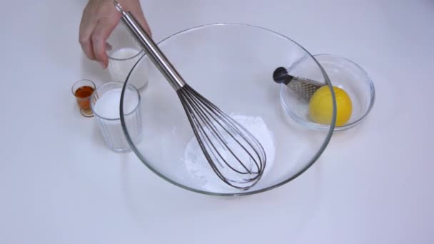 Pak slaag pudding mix, suiker en melk — Stockvideo