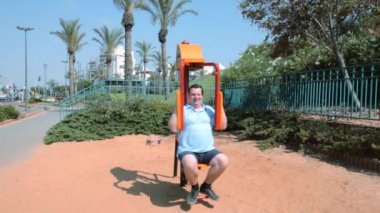 adam egzersizleri kelebek fitness makine üzerinde