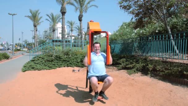 Άνθρωπος ασκήσεις σε πεταλούδα μηχάνημα γυμναστικής — Αρχείο Βίντεο