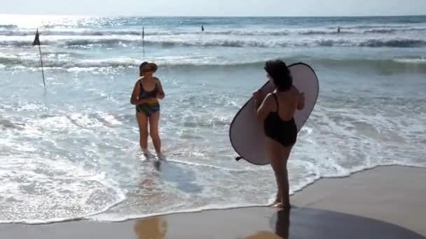 Beach photo shooting with grandma — Stock Video
