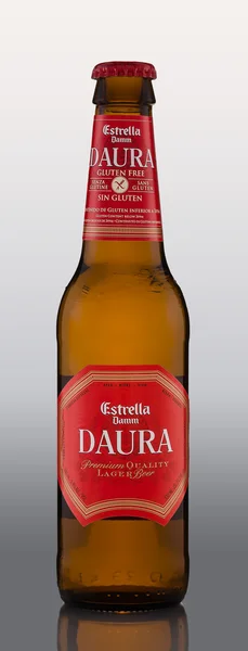 Бутылка Estrella Damm Daura — стоковое фото