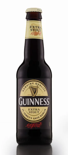 Láhev piva guinness extra silný — Stock fotografie