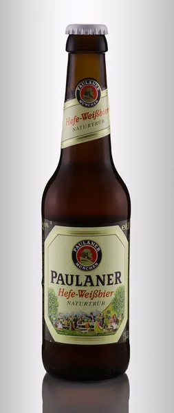 Пиво Paulaner Hefe-Weissbier Naturtrub — стоковое фото